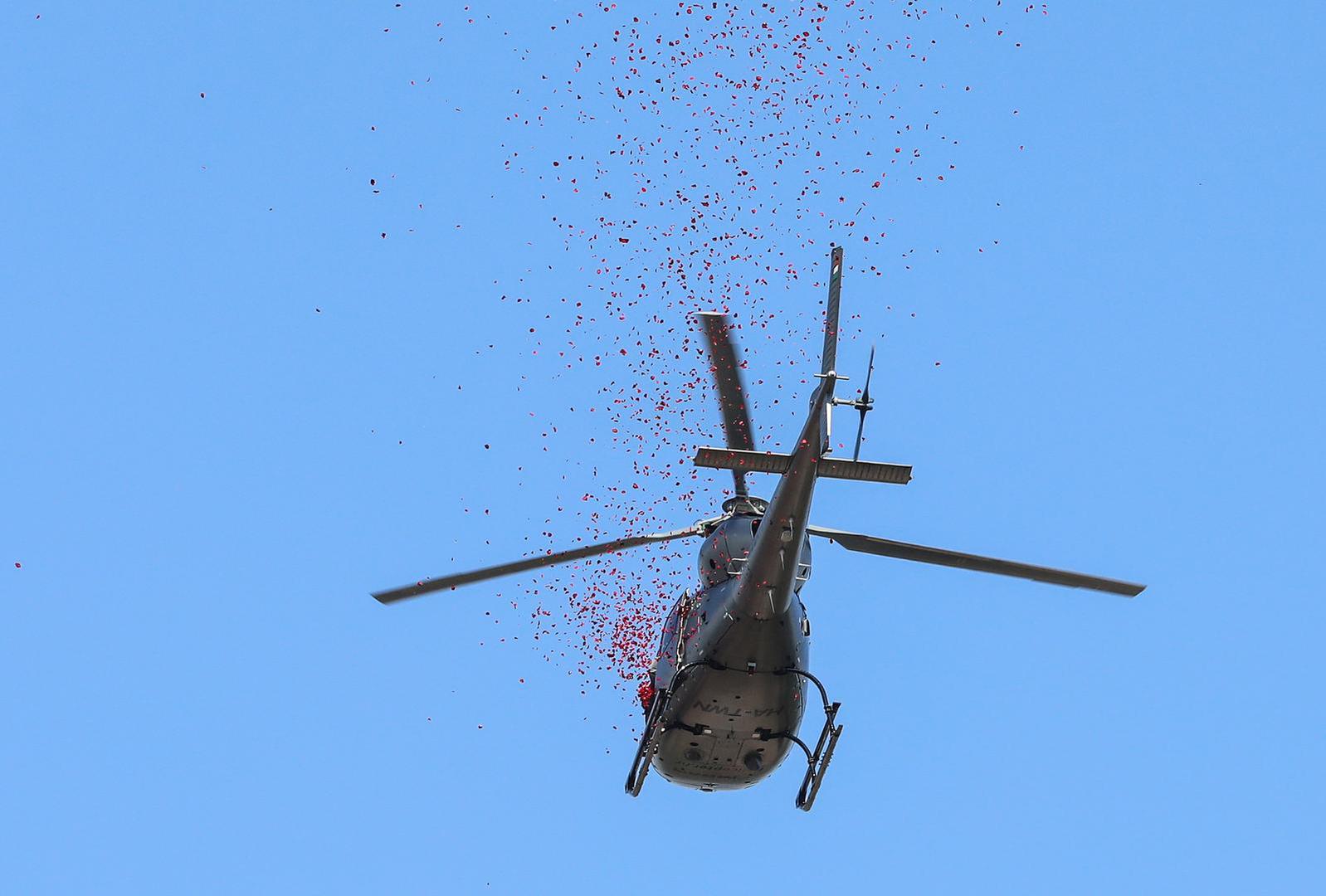 30.09.2023.,Marija Bistrica, u nacionalnom svetistu Majke Bozje Bistricke u Mariji Bistrici iz zraka  se kao zavjet Majci Bozjoj i znak zahvale za Stepincevu beatifikaciju s neba prosute latice od 10 000 ruza na prostor crkve na otvorenom. Na samom pocetku svete mise apostolski nuncij u RH nadbiskup Giorgio Lingua predao je Palij liturgijski znak sto ga nose nadbiskupi novom nadbiskupu zagrebackom Drazenu Kutlesi.   Photo: Robert Anic/PIXSELL