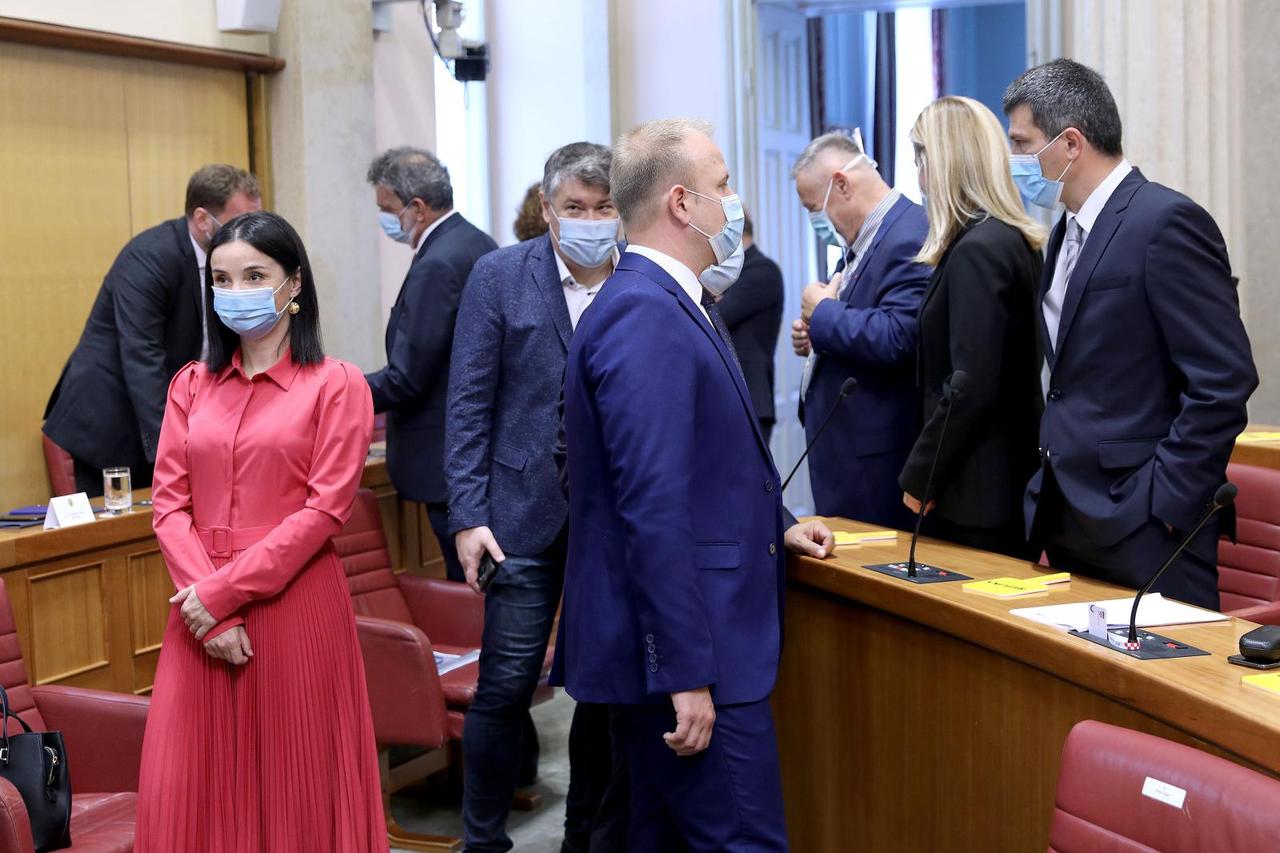 Na prvoj sjednici Sabora zastupnici se pridržavaju mjera