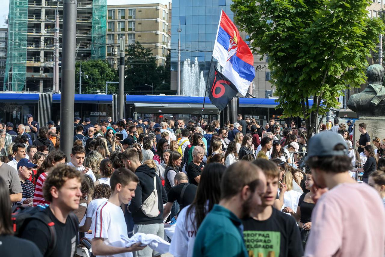 Beograd: Studenti pozvali građane na akciju tiskanja majica uoči skupa na Slaviji, režimske pristaše postavile transparente "Srbija pobjeđuje"