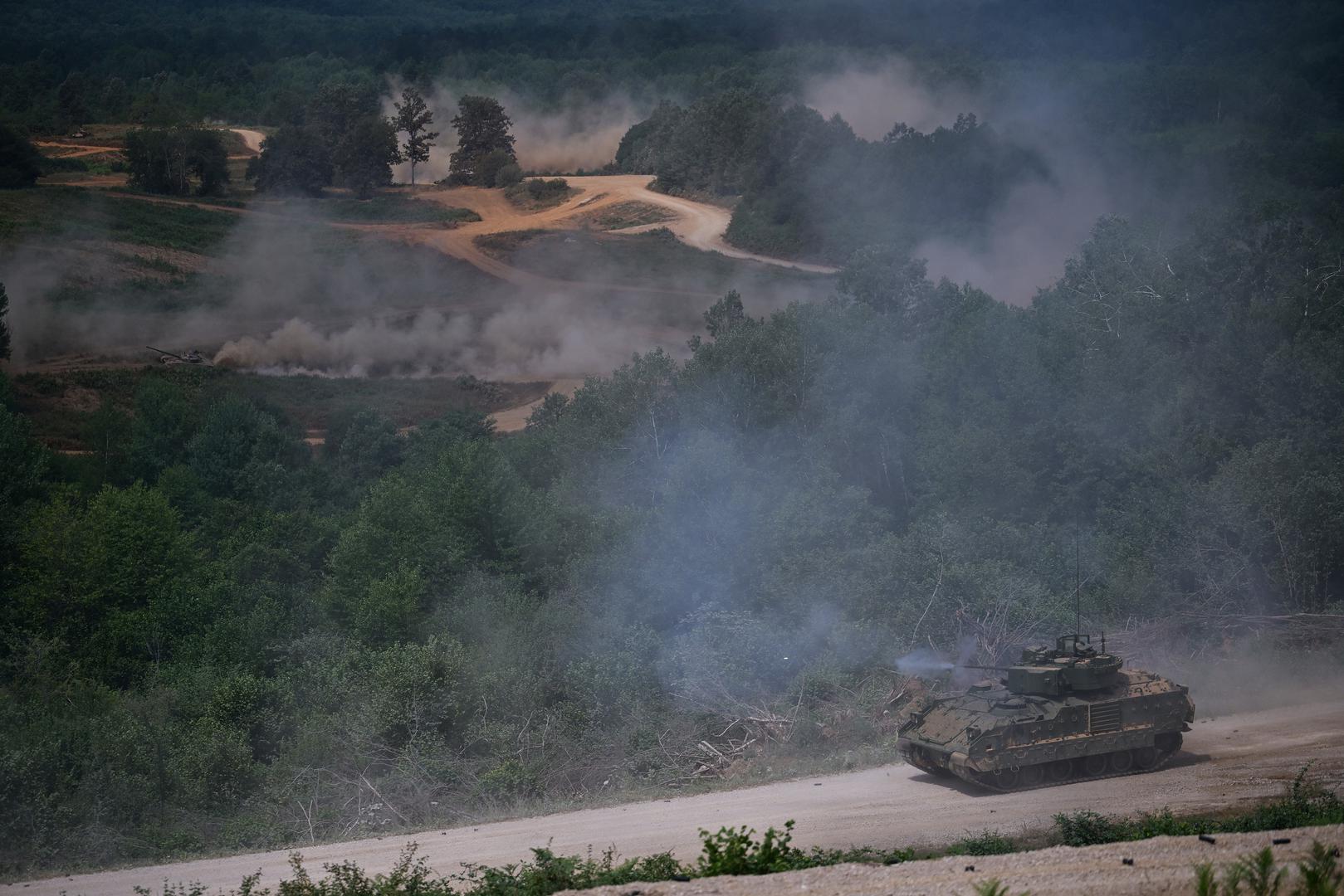 Na vježbi su sudjelovali i borbeni zrakoplovi Rafale, koji su izveli napade na ciljeve na zemlji, dok su helikopteri Kiowa Warrior i Black Hawk pružali zračnu potporu i sudjelovali u operacijama specijalnih snaga. Prikazani su i kinetički napadi FPV dronova, djelovanje topništva te borbenih vozila Bradley i Patria u simuliranim borbenim uvjetima.

