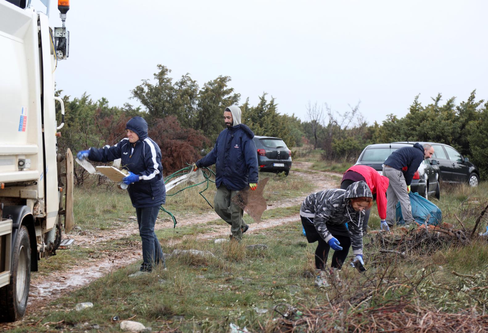 22.04.2022.,Razvodje - Na lokaciji Vrtlina kod Razvodja po jugu i kisi odrzala se Vecernjakova akcija ciscenja u sklopu projekta "Rezolucija Zemlja".  Photo: Dusko Jaramaz/PIXSELL