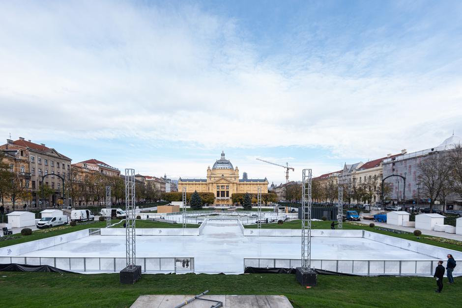 Zagreb: Postavljanje klizališta na Trgu kralja Tomislava