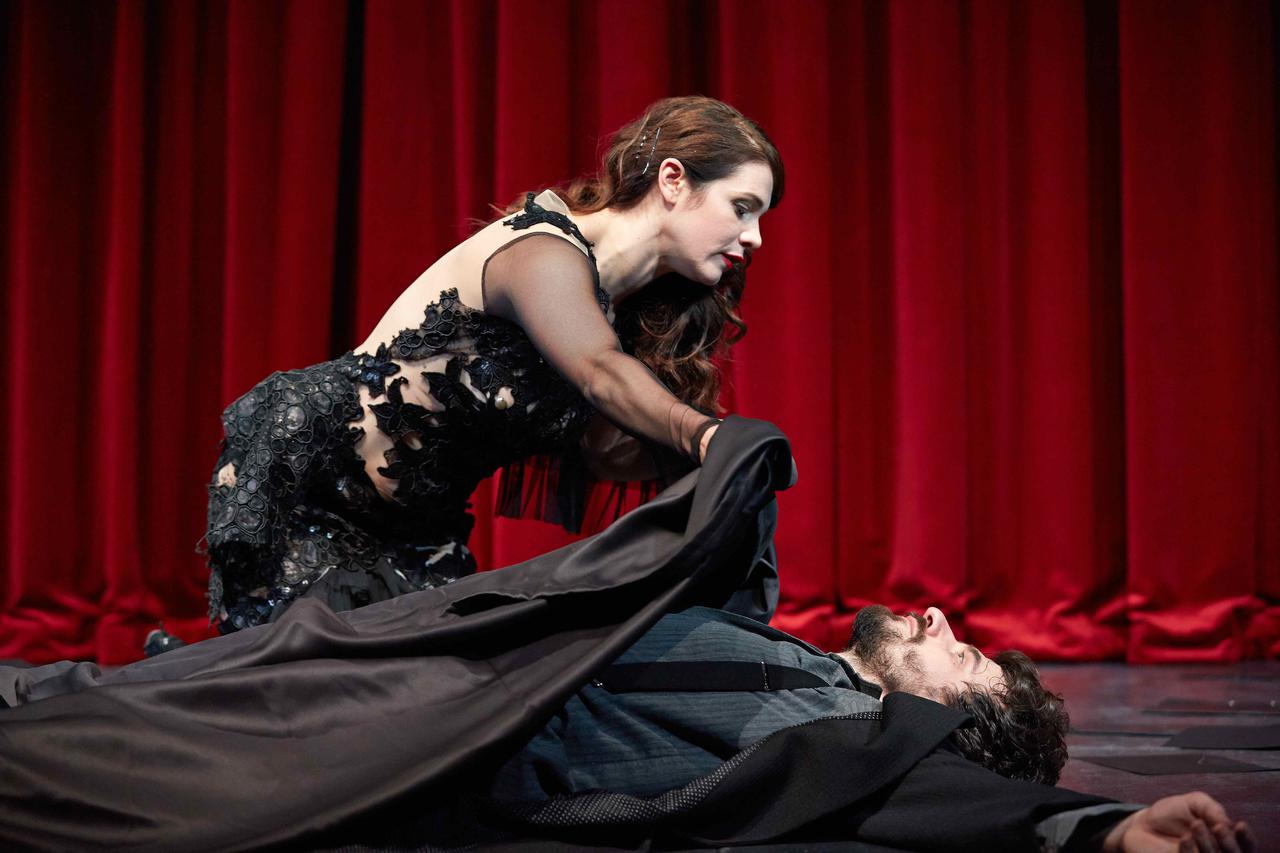 Ivana Roščić kao Laura i Igor Kovač kao Ivica Kičmanović 