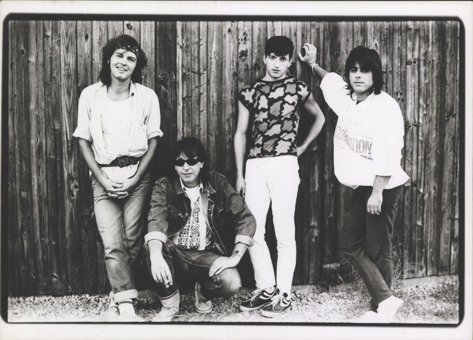 Pjevač grupe Parni Valjak Aki Rahimovski preminuo je danas u 67. godini u Sloveniji. Tužnu vijest potvrdili su članovi grupe na službenoj Facebook stranici. 