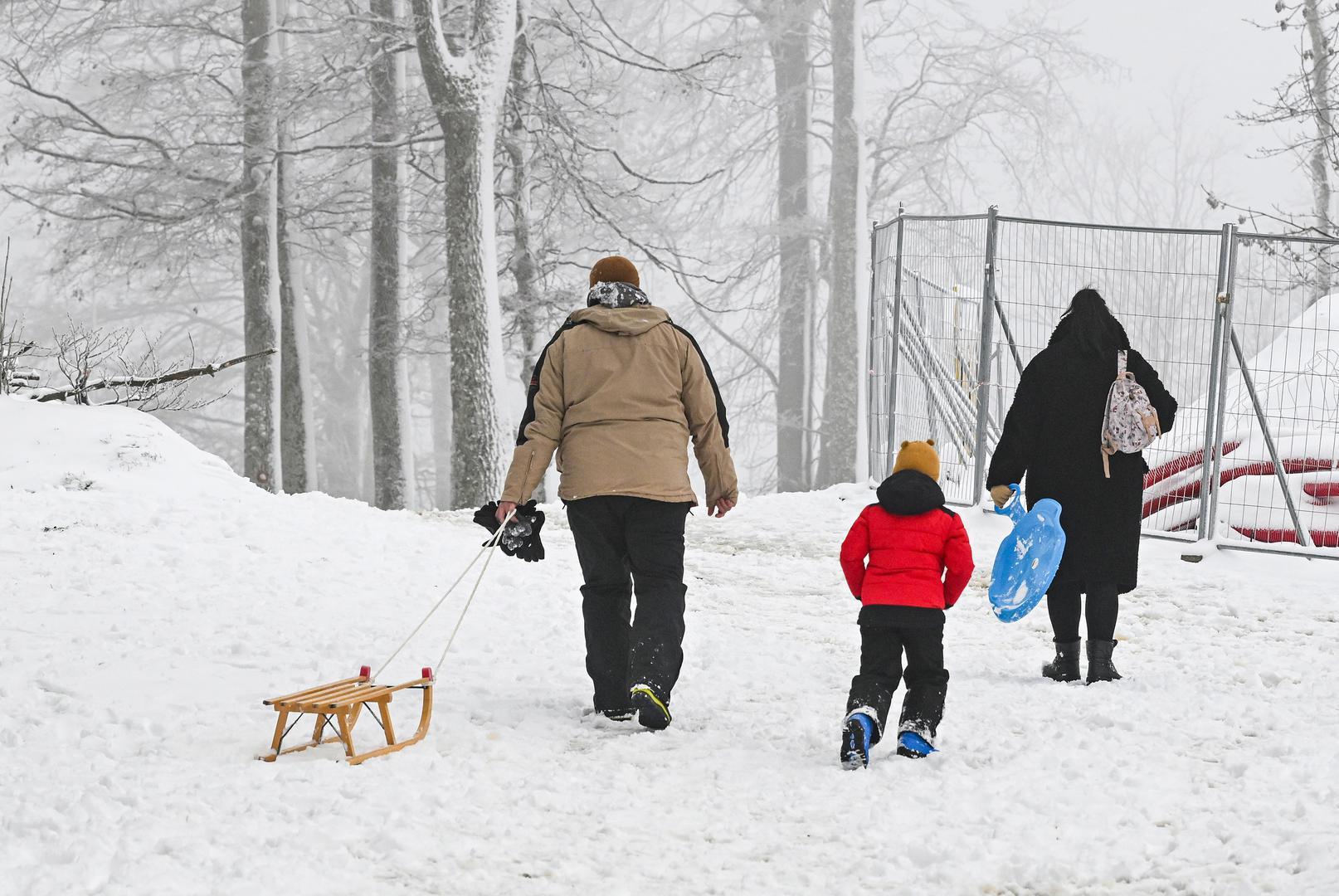 Snijeg je zabijelio Sljeme i donio prve ovogodišnje zimske prizore