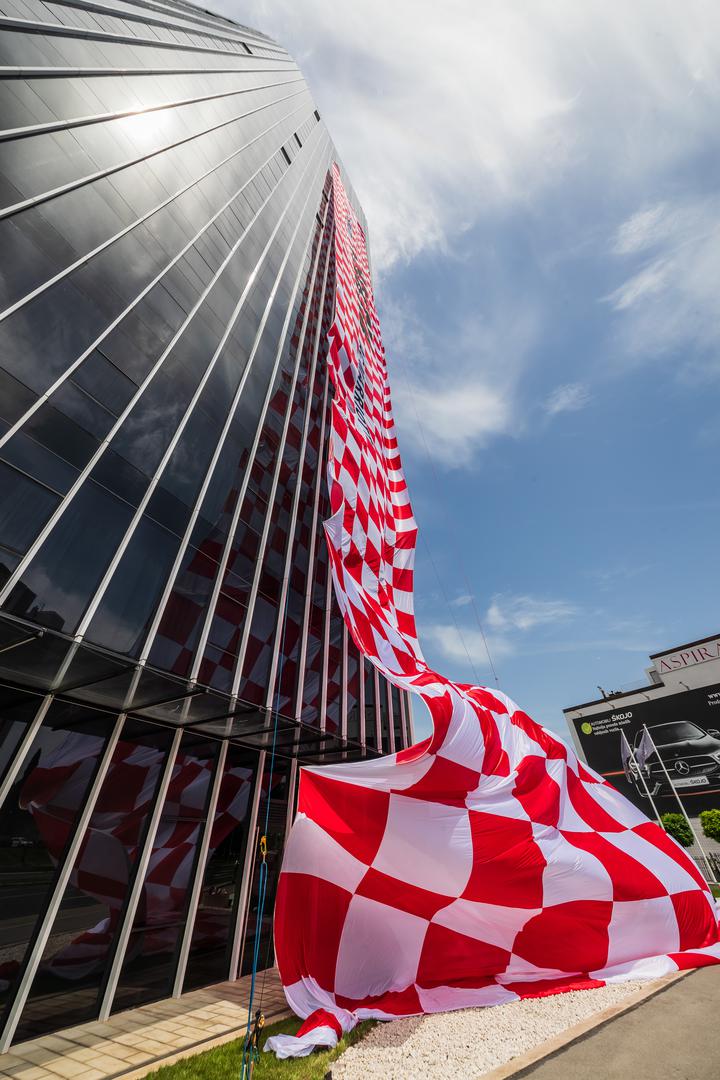 09.06.2024., Split - Postavljanje najvece zastave na najvecu zgradu u Hrvatskoj. Photo: Zvonimir Barisin/PIXSELL