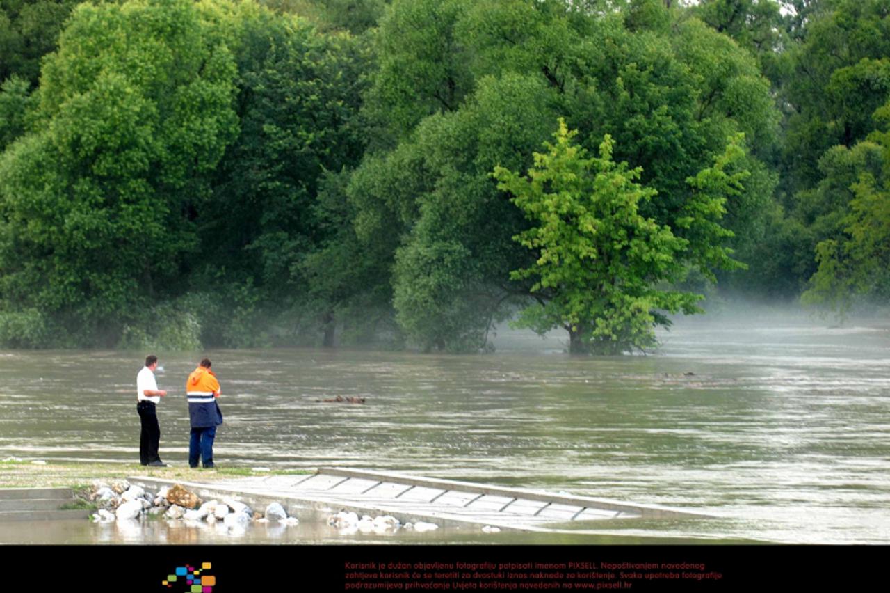 '25.06.09., Mursko Sredisce, Hrvatska-  Prema najnovijim informacijama, Mura u Sloveniji opada, a u Podturenu evakuiran jedan dio stanovnistva. Medjimurci mogu odahnuti jer je onaj najopasniji val pro