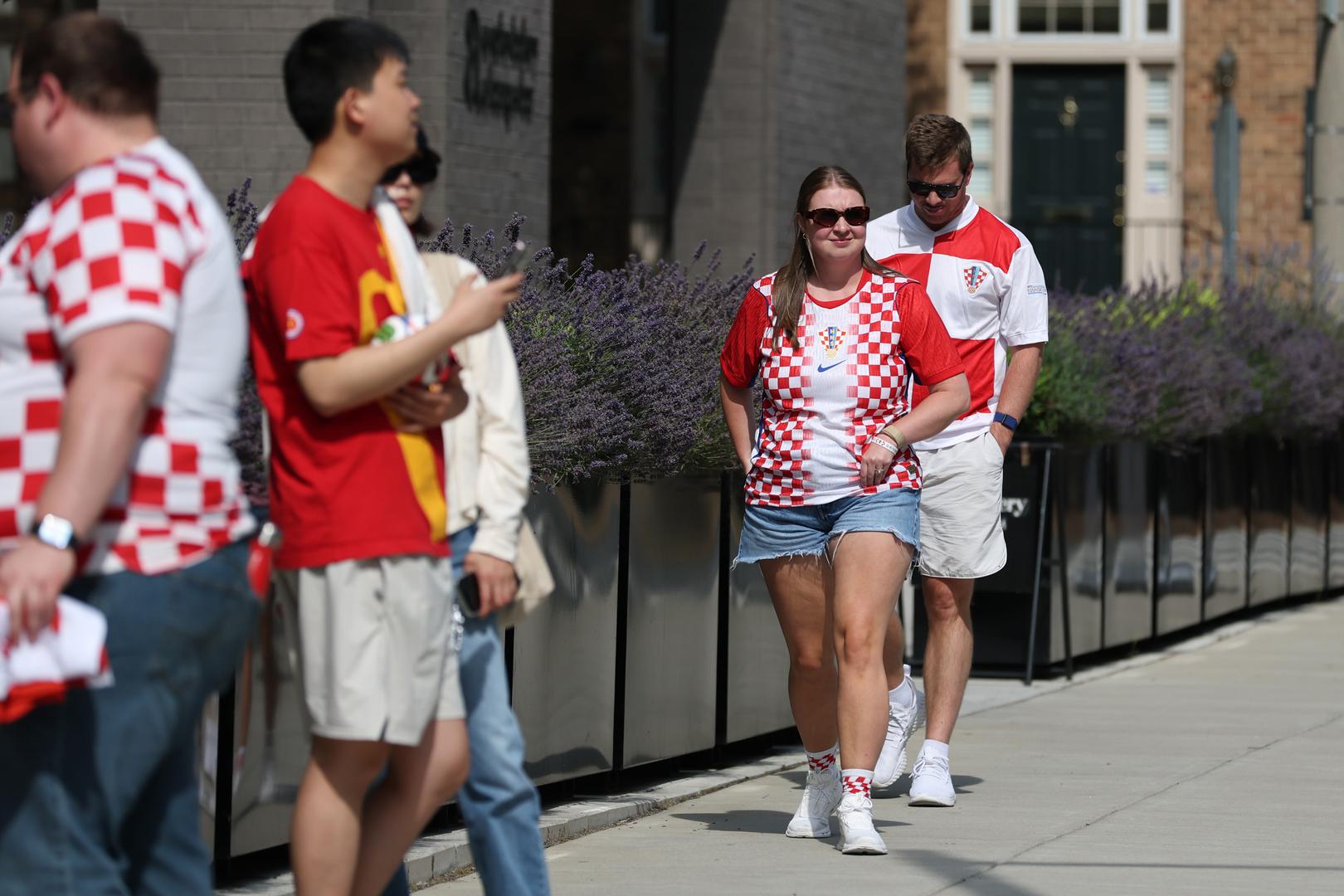 Vatreni će boraviti u hotelu AKA, a pred njim se okupilo na desetke navijača vatrenih koji željno iščekuju potpise na dresovima i fotografije sa svojim idolima.
