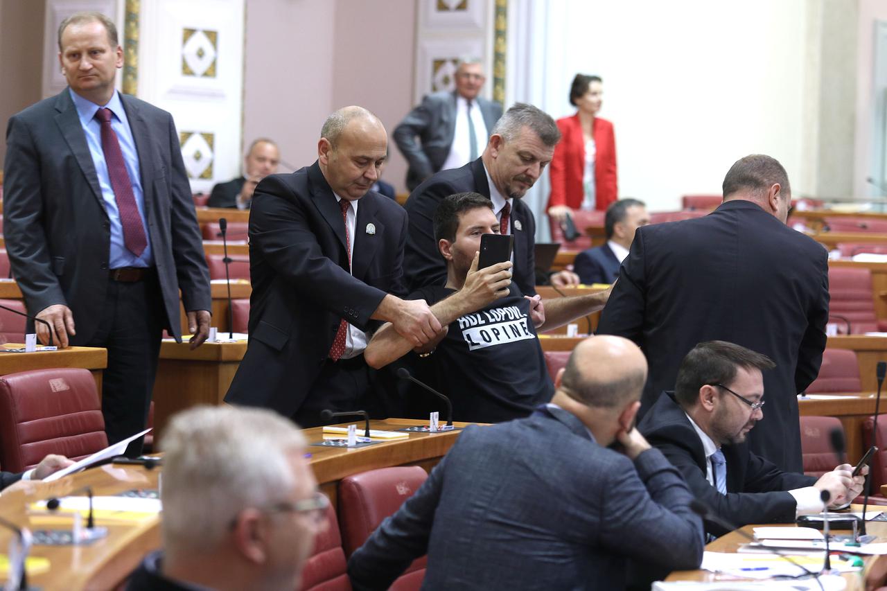 Zagreb: Ivan Pernar ponovno provokacijama izazvao izbacivanje iz sabornice
