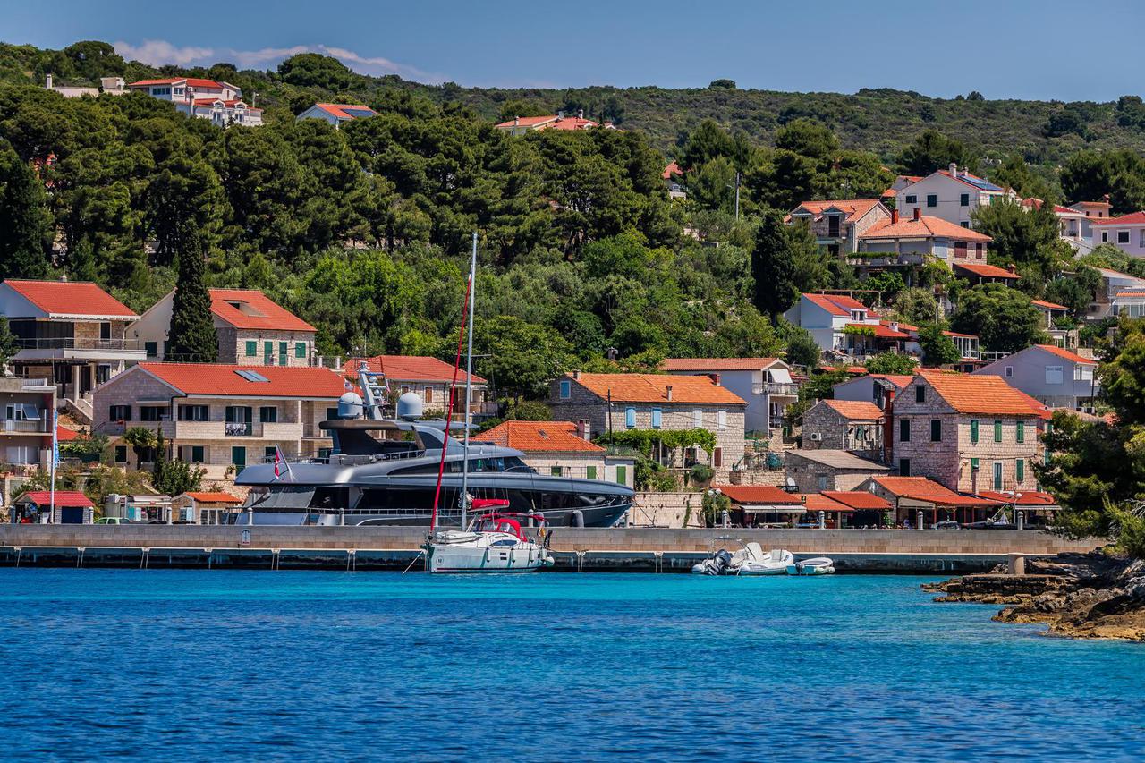 Proljetne panorame mjesta Maslinica na zapadnom djelu Šolte