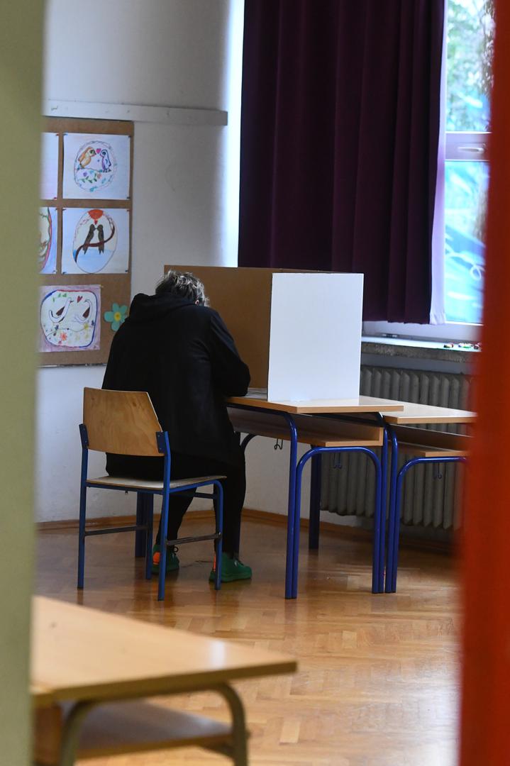 Osim u Hrvatskoj, saborske zastupnike hrvatski će birači birati u još 41 državi diljem svijeta, u njima se glasuje dva dana, u utorak i u srijedu, a vremenska zona u kojoj se nalaze, određuje vrijeme otvaranja i zatvaranja 110 biračkih mjesta koliko ih se u njima nalazi.

