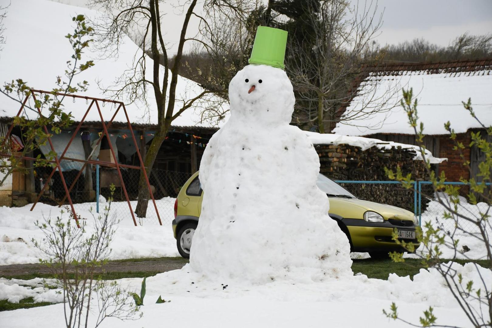 26.03.2020., Koncanica - Koncanica (nadomak Daruvara) je nakratko pretvorena u mjesto snjegovica. Naime, osnovnoskloci iz Koncanice jucer su za domacu zadacu iz tjelesne i zdravstvene kulture dobili zadatak da naprave snjegovica. Photo: Damir Spehar/PIXSELL