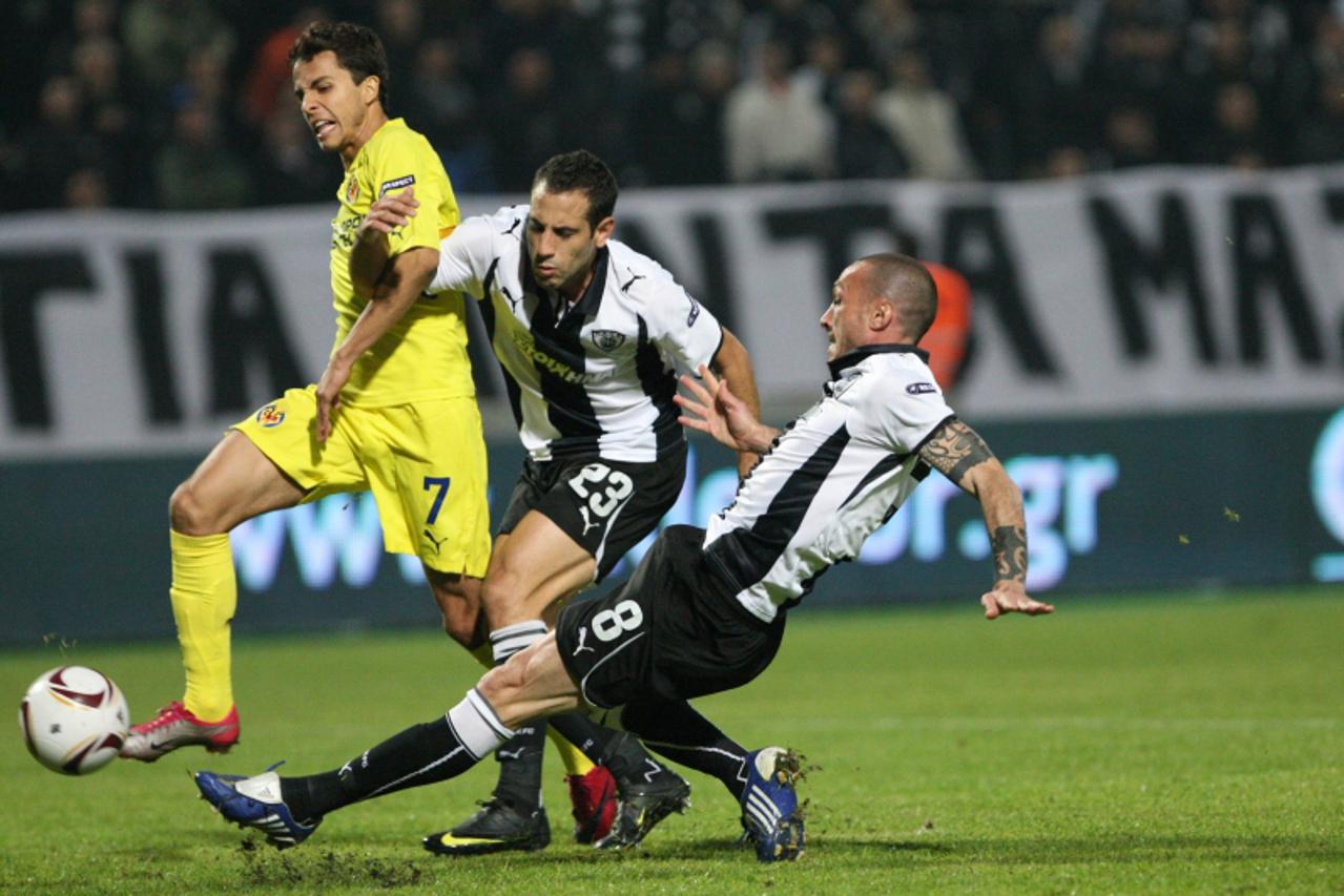 'Villarreal\'s Nilmar (L) vies for the ball against Paok Thessaloniki\'s Sakellariou (C) and Cirillo (R) during their Group D Europa League football match at the Toumbas stadium in Thessaloniki, on No