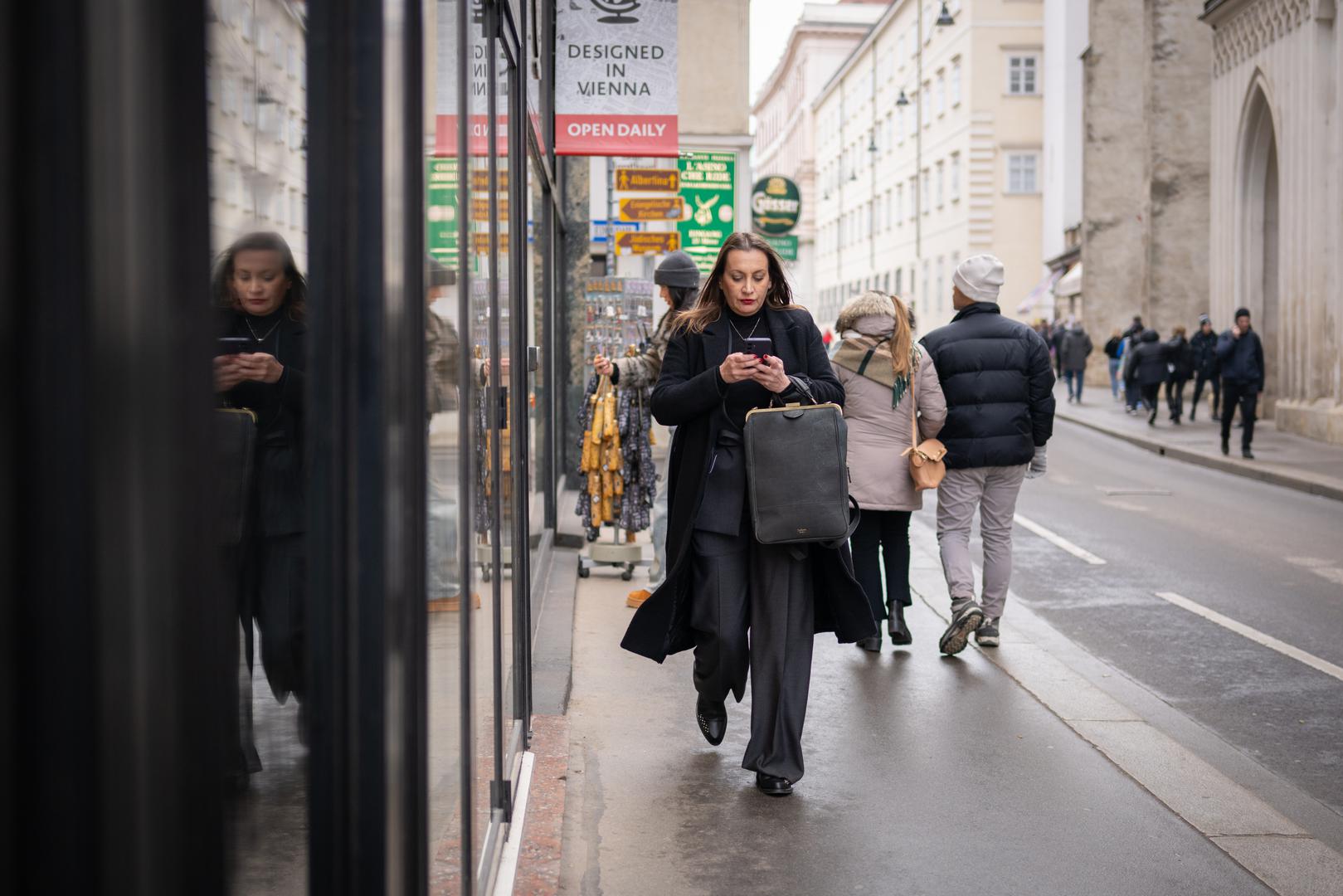 S više od 20 godina iskustva u novinarstvu, diplomaciji i međunarodnim odnosima, Weiss ističe i svoj rad u području ljudskih prava, komunikacija i medija, što smatra ključnim temeljem za svoju predsjedničku kandidaturu.
