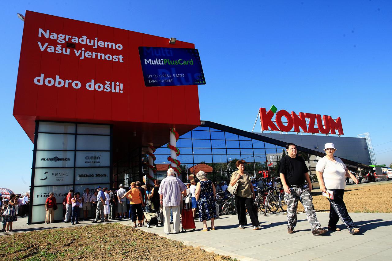 18.08.2011.,  Sesvete -  U Sesvetama je otvorena 48. po redu Super Konzum prodavaonica. Super Konzum otvorili su Ante Todoric, Agrokorov izvrsni potpredsjednik Poslovne grupe Maloprodaje i Jure Rados, direktor maloprodaje i marketinga Konzuma. Photo: Zelj