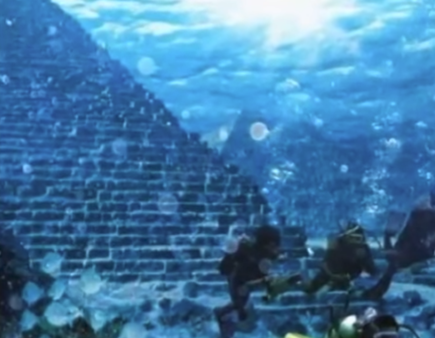Blizu otoka Yonaguni kod Japana, ronioci su 1986. otkrili fascinantne ruševine na dnu mora. Podvodne piramide još su uvijek predmet rasprava svjetskih znanstvenika jer ne mogu utvrditi jesu li nastale ljudskom rukom. Ako jesu, dokaz su postojanja civilizacije prije poznatog vremena.