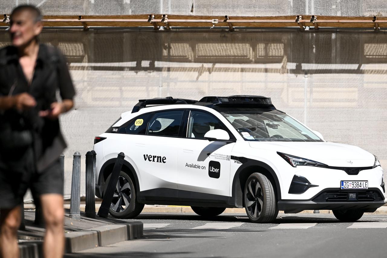 Robo Taxi Verne vlasnika Mate Rimca na gradskim ulicama