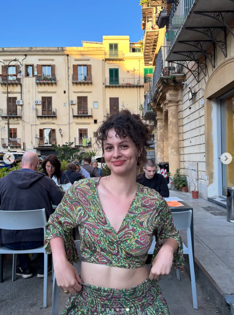 Na svojim profilima često objavljuje fotografije koje prikazuju njezin trenutačni izgled, a u jednoj od posljednjih objava pozirala je u modnoj kombinaciji koja je istaknula njezinu figuru.