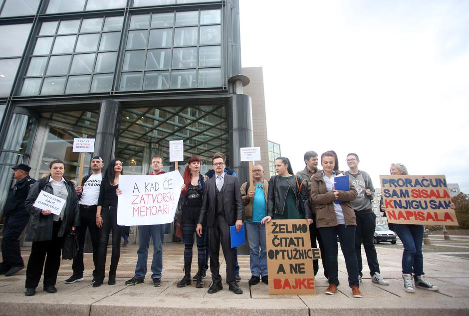 Prosvjednici na predstavljanju knjige Martine Dalić