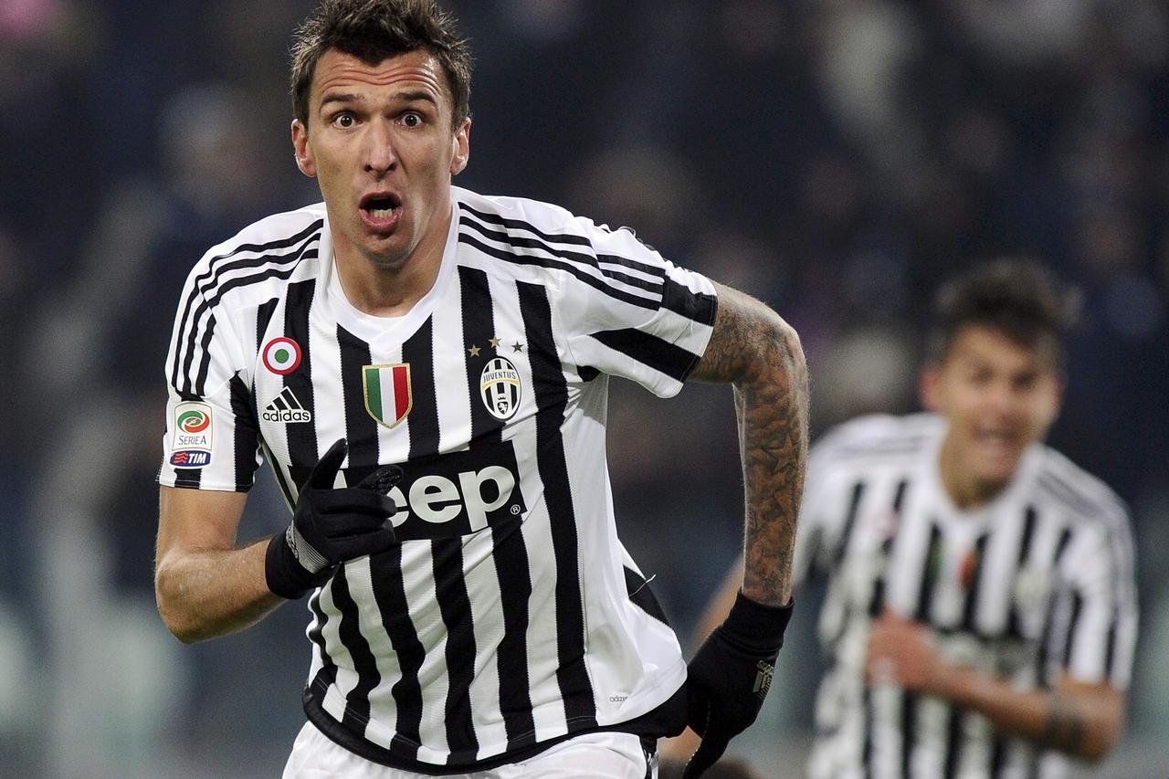 Football Soccer - Juventus v Fiorentina - Juventus stadium, Turin, Italy -13/12/15 - Juventus' Mario Mandzukic celebrates the second goal against Fiorentina.     REUTERS/Giorgio Perottino  Picture Supplied by Action Images