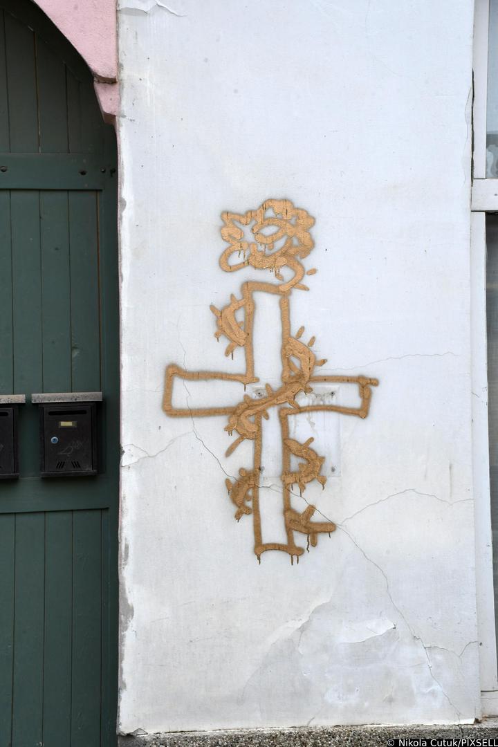 07.04.2022.,Petrinja - Ovih dana u centru Petrinje, na proceljima ostecenih poslovnih prostora i stambenih objekata koji nisu u uporabi nakon potresa, nepoznati pocinitelj ili vise njih je sprejem ispisao razne crteze i natpise. Policija provodi kriminalisticko istrazivanje s ciljem otkrivanja pocinitelja ovog vandalskog cina. Photo: Nikola Cutuk/PIXSELL