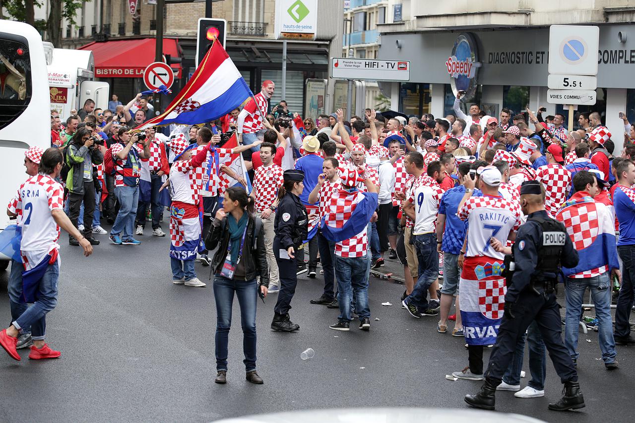 Pariz: Turski i hrvatski navija?i dobro su se zabavljali oko stadiona Park prin?eva