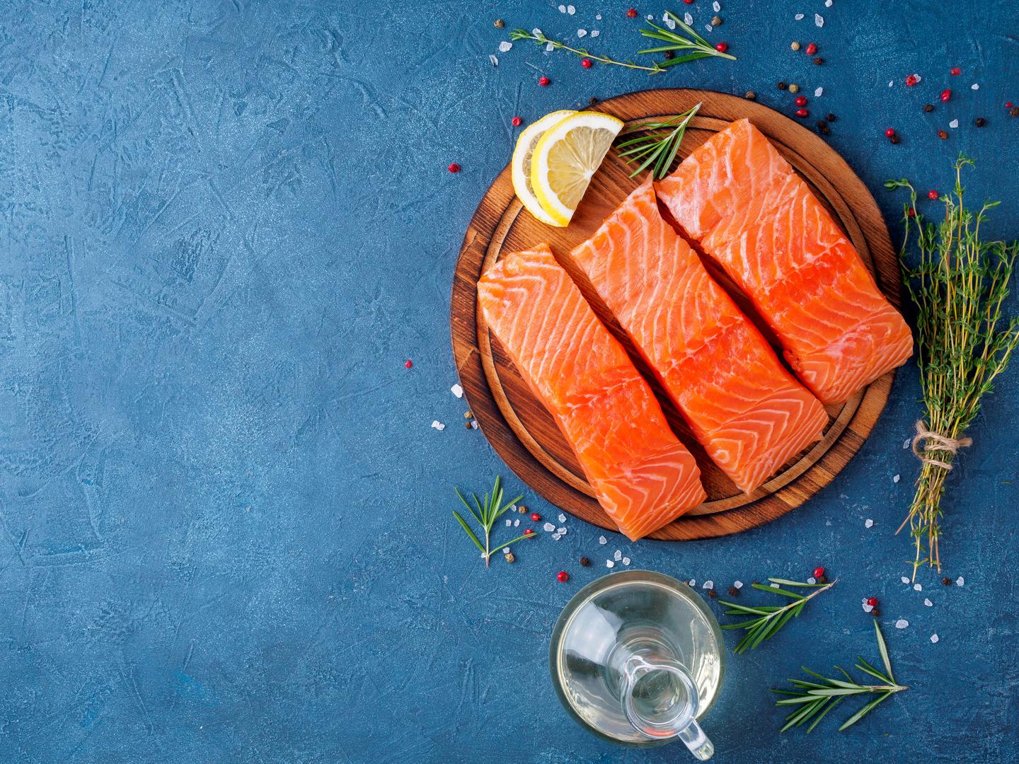  LOSOS. Zbog toga što je bogat omega-3 masnim kiselinama i vitaminom B2, losos prevenira skupljanje trombocita što je odgovorno za učestale glavobolje. Također pomaže protiv upala. 