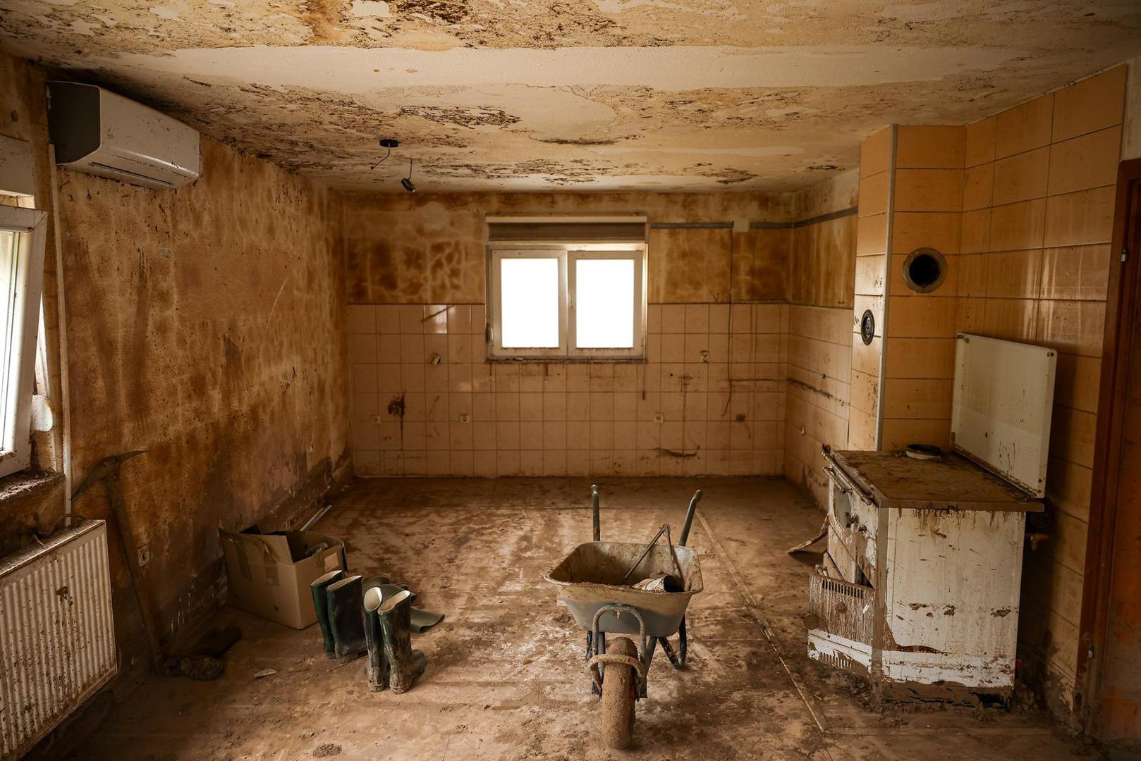 U međuvremenu, dio mještana vratio se u obnovljene domove, dok drugi i dalje čekaju trajno zbrinjavanje i izgradnju novih kuća na sigurnijim lokacijama.