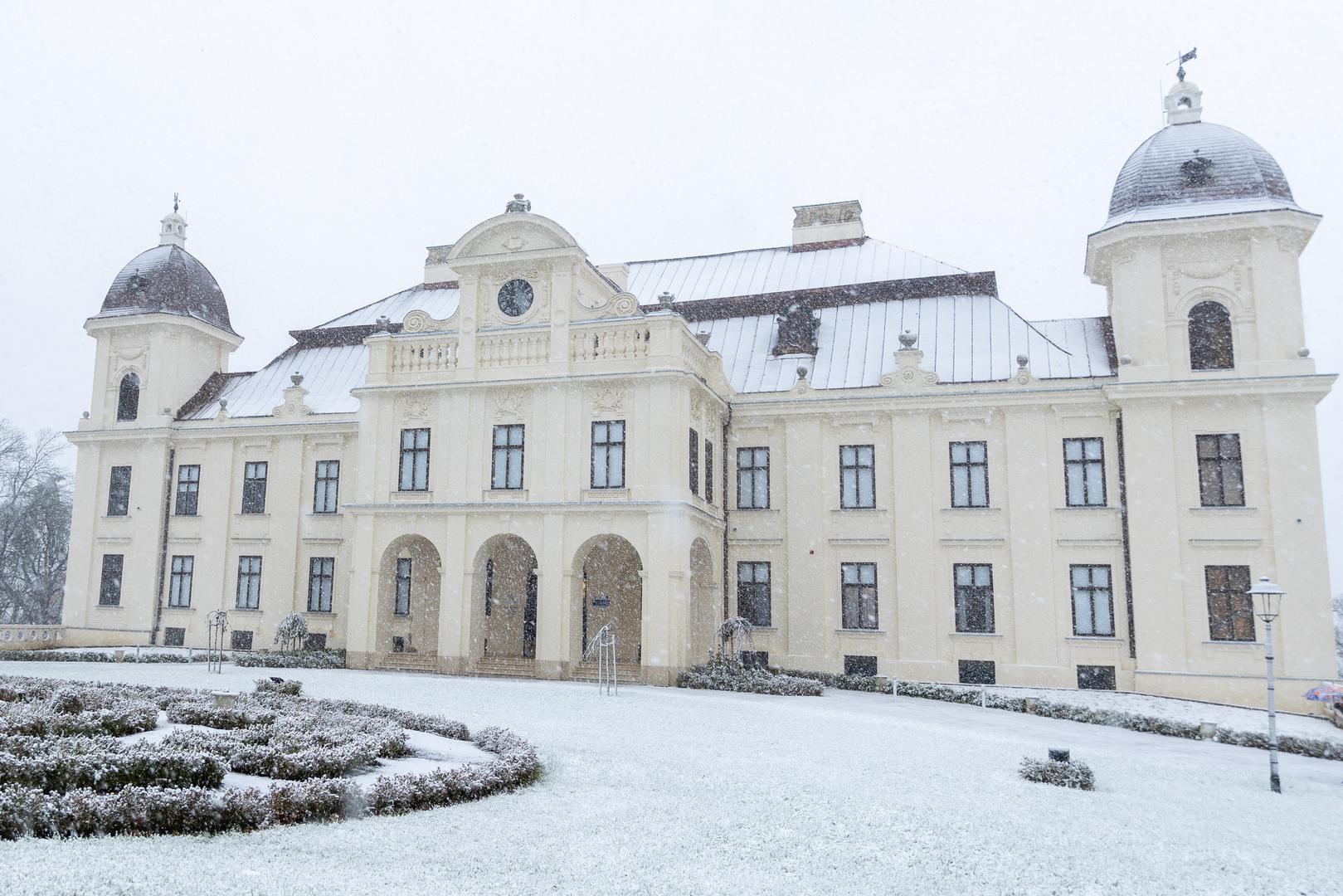 Dvorac Pejačević jedan je on najprepoznatljivijih građevina u ovom gradu. Ime grada prvi puta spominje se 1229. g. u povelji kralja Andrije II.