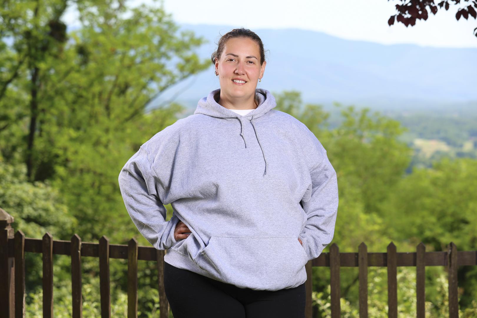 Tamara iz Solina ima 31 godinu, radi kao frizerka i želja joj je jednog dana otvoriti vlastiti salon, no trenutačno je pred njom najveća bitka - ona za zdravlje i život. „Bit će teško, ovo vrijeme želim posvetiti sebi - pobijediti samu sebe u samokontroli i disciplini“, iskreno priznaje.
Višak kilograma joj otežava svakodnevicu - teško joj je ustati iz kreveta, zavezati tenisice ili se popeti stepenicama. No iza tih problema krije se i dublji strah. „Moja mama je izgubila bitku s bolestima srca i krvnih žila. Ne želim da moja djevojčica Lea ostane bez mame, kao što sam ja ostala bez svoje“, govori Tamara, koja je svjesna da je upravo zdravlje najvažniji razlog za promjenu.