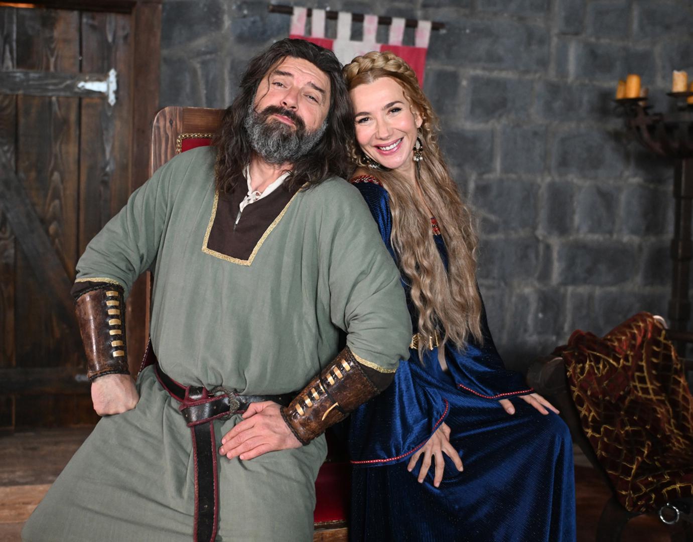 Novih 20 epizoda serije snimano je u zagrebačkome studiju Jadran filma, gdje je glumačka ekipa - Goran Navojec kao knez Mrkomir I., Ozren Grabarić kao Slavomir, Ecija Ojdanić kao kneginja Anuša, Roko Sikavica kao fratar Držiha te mnogi drugi – u četvrtak snimala posljednje kadrove nove sezone.