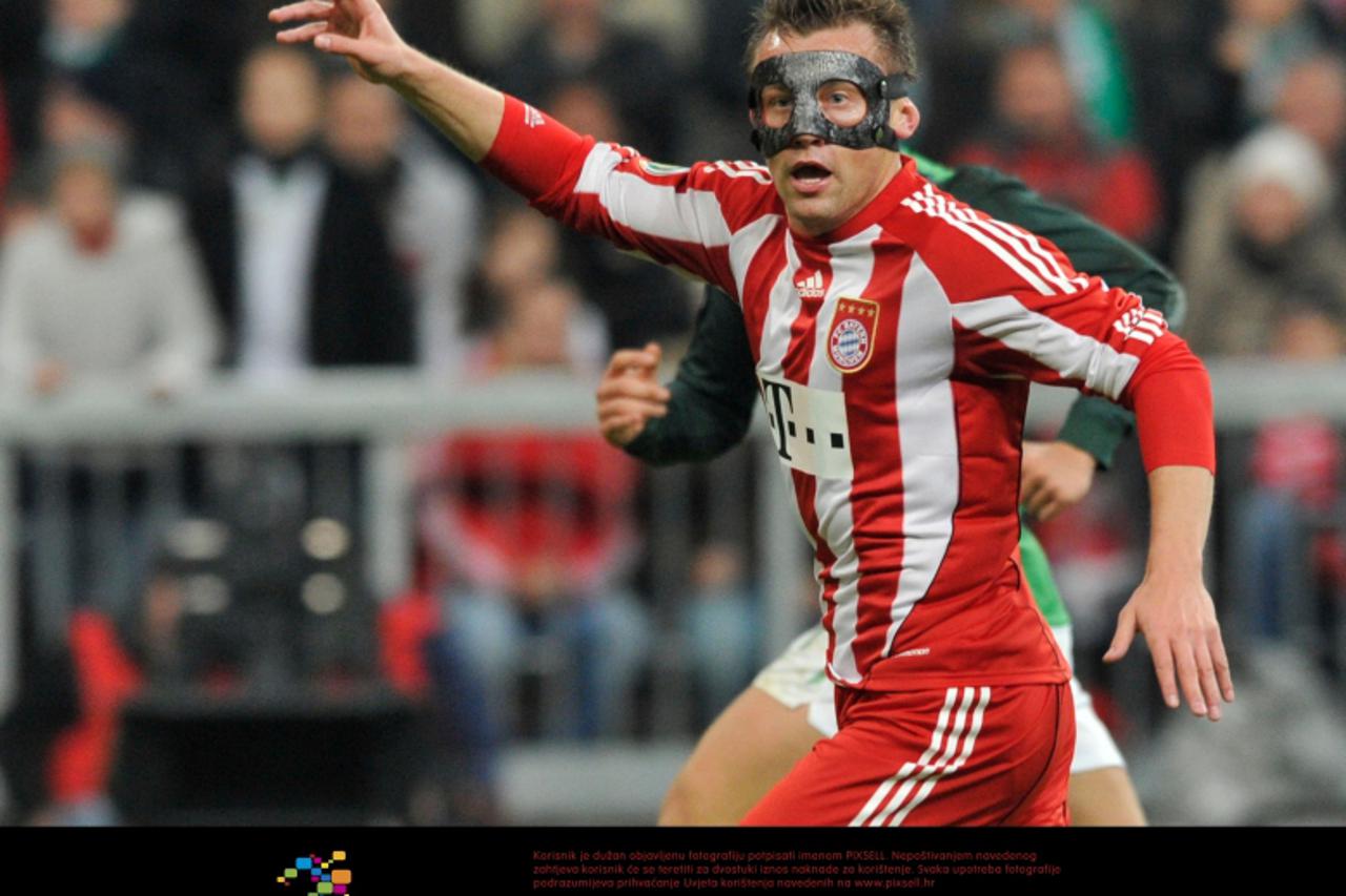 \'der Mann mit der Maske:Ivica Olic (FC Bayern Muenchen) Muenchen, 26.10.2010, DFB Pokal, Saison 10/11, FC Bayern Muenchen - SV Werder Bremen, Foto: APF  Veroeffentlichung nur gegen Honorar, zahlbar a