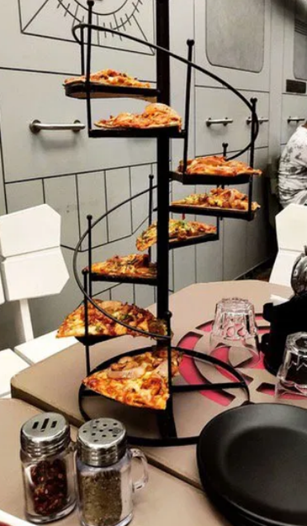 Pizza poslužena na mini stepenicama pravi je izazov - dođite što prije do vrha da se ne ohladi.