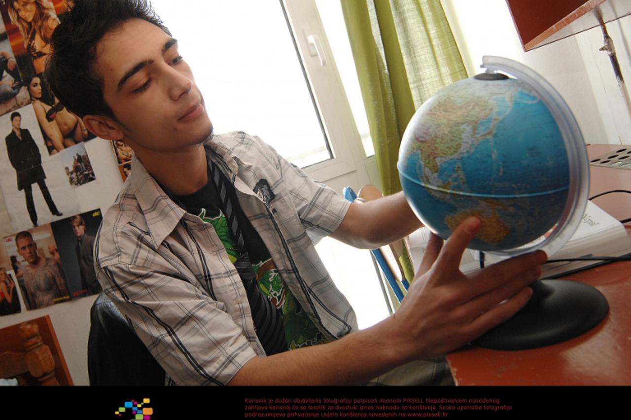 '12.03.2010., Cakovec - Benjamin Ignac, Rom iz Orehovice, ucenik cakovecke Gimnazije, breakdancer i glumac. Njegova uloga je bila zapazena na ZagrebDoxu, festivalu dokumentarnog filma u Zagrebu.  Phot