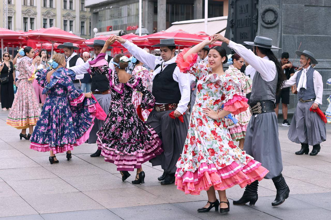 Zagreb: Folklorna šetnica oduševila prolaznike