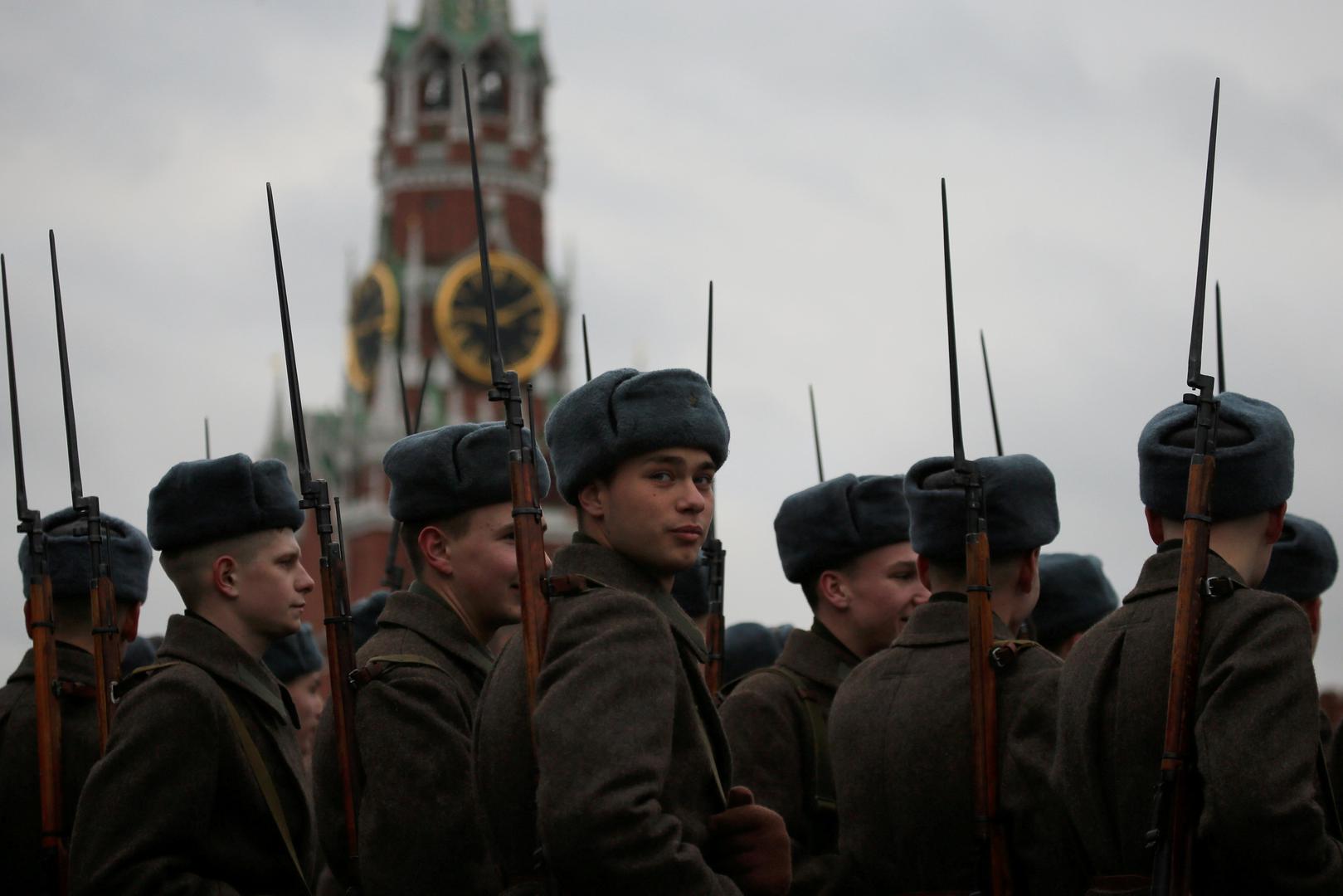Parada se održava na Crvenom trgu, a vojnici su obučeni u uniforme iz Drugog svjetskog rata.