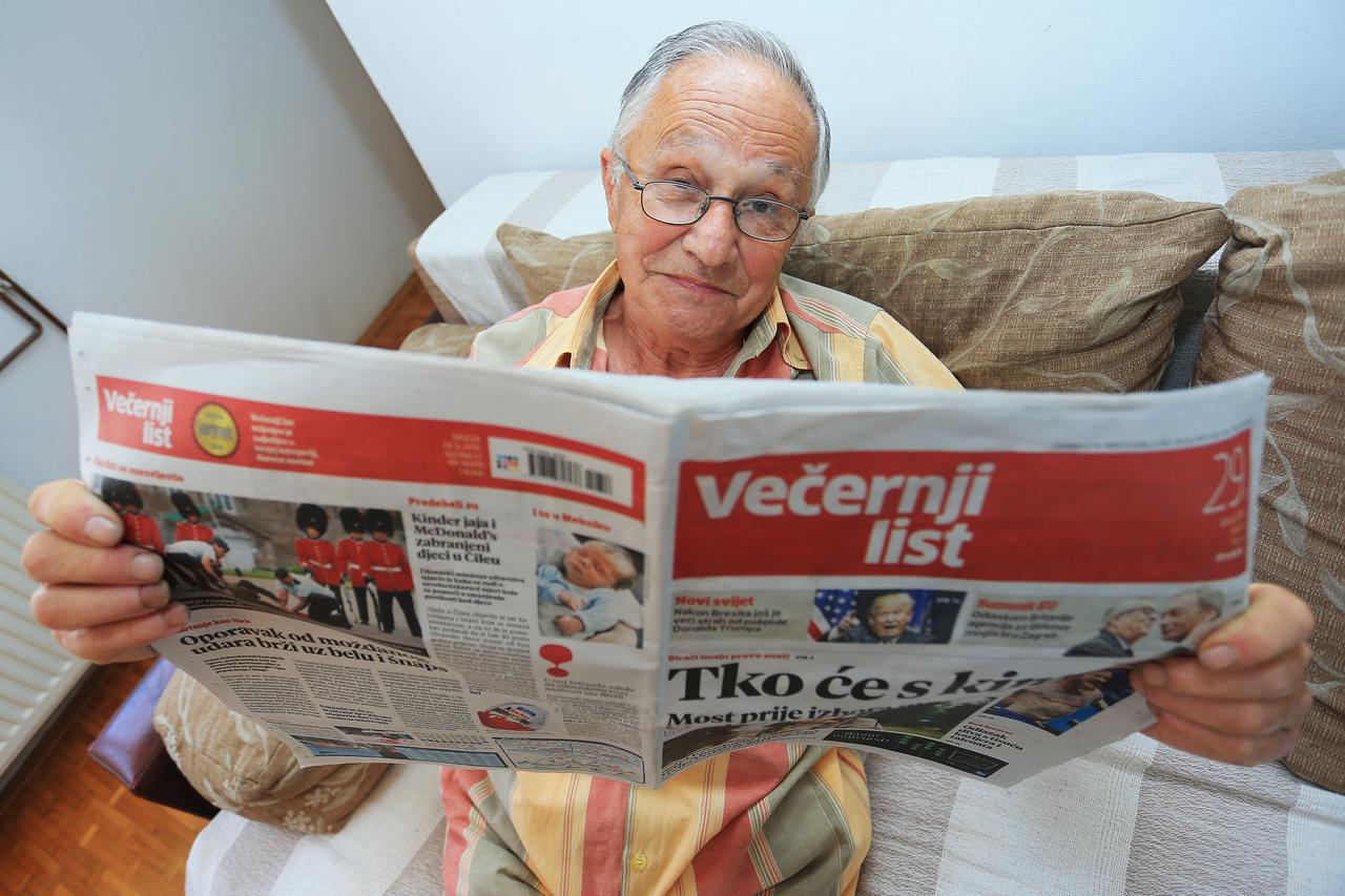 DKS_56139983 29.06.2016., Djakovo - Zelimir Gjurgjan, najstariji pretplatnik Vecernjeg lista u Hrvatskoj a pretplatu je nastavio placati i nakon smrti svoje majke koja je umrla sa 101 godinom i do zadnjeg dana je citala novine. Photo: Davor Javorovic/PIXS