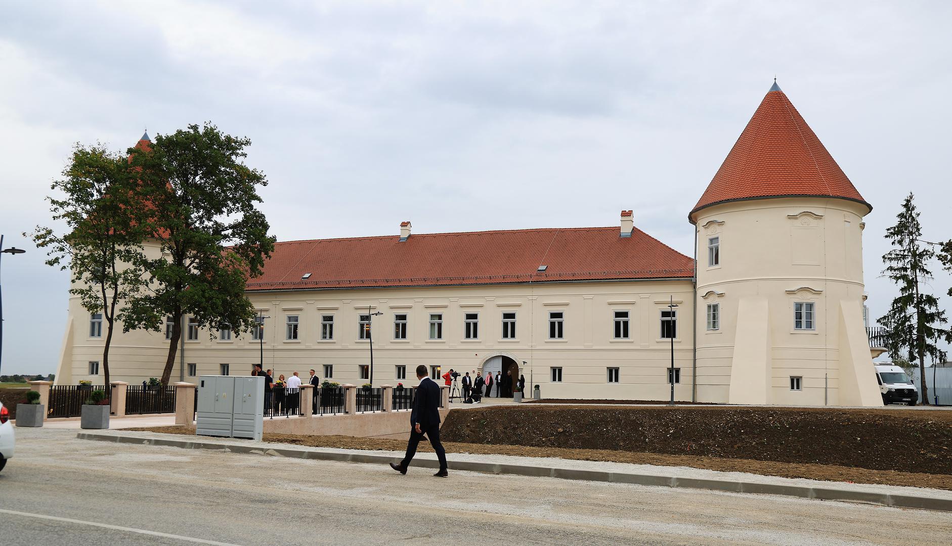 Svečano otvorenje održano je 14. rujna, a kroz dvije faze u obnovu dvorca i njegova perivoja uloženo je više od 17 milijuna eura. U obnovljenim prostorima trebali bi djelovati gradska knjižnica i podružnica Glazbene škole Ferdo Livadić, a predviđeni su i muzejski, izložbeni te interpretacijski sadržaji.


