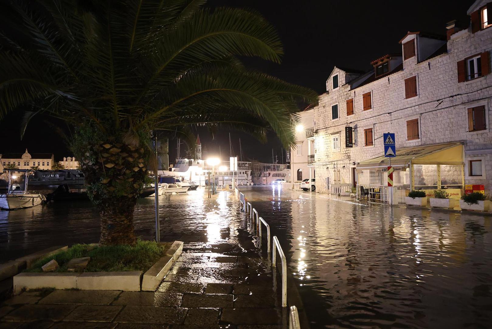 Oborinska fronta prvo je zahvatila sjeverni Jadran, a tijekom večeri izdana su upozorenja za Dalmaciju zbog mogućih jačih pljuskova s grmljavinom te opasnosti od bujičnih i urbanih poplava