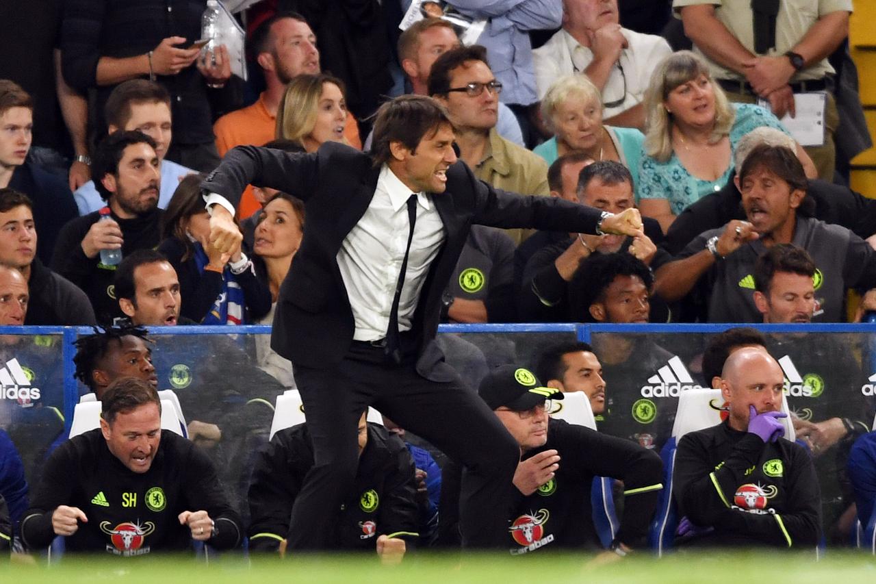 Britain Football Soccer - Chelsea v West Ham United - Premier League - Stamford Bridge - 15/8/16 Chelsea manager Antonio Conte celebrates after Eden Hazard scored their first goal  Action Images via Reuters / Tony O'Brien Livepic EDITORIAL USE ONLY. No us