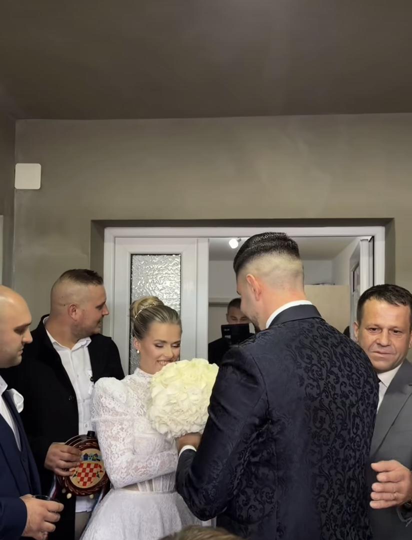 Nevjerojatne trenutke s ovog posebnog dana zabilježio je Sandi Pego, poznati influencer i brat mladoženje, koji je cijeli događaj podijelio sa svojim brojnim pratiteljima.