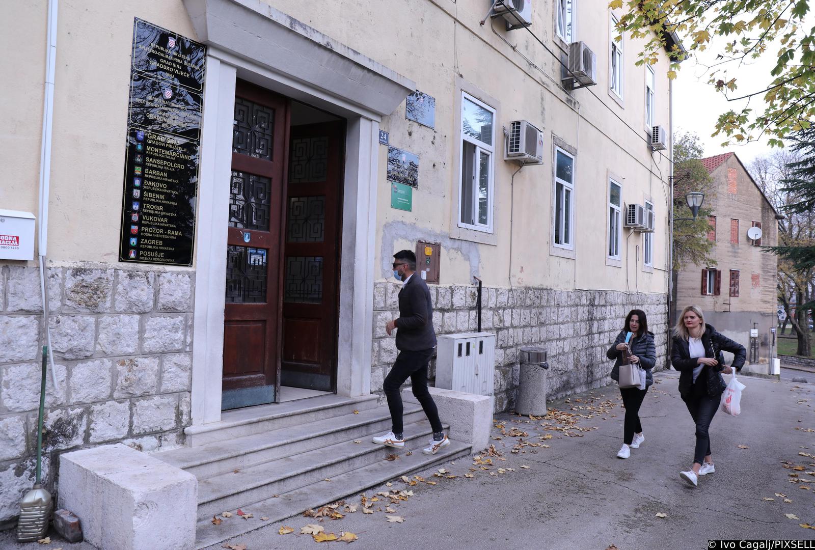 16.11.2021., Sin j- Djelatnici i korisnici sinjske gradske uorave jutros bez poteskoca ulaze u zgradu nakon uvodjenj novih a covid mjera.  