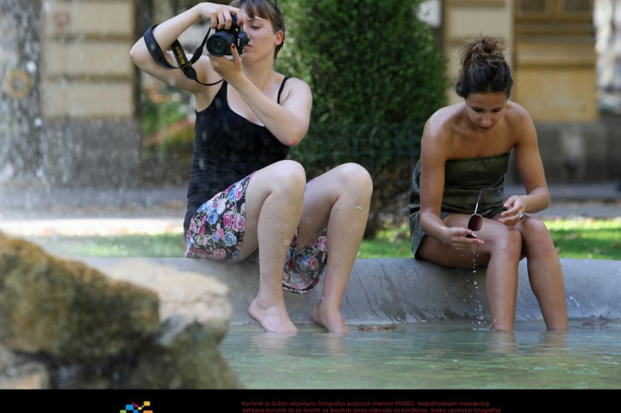'20.08.2011., Zagreb -  Gradjani i turisti olaksanje od uobicajenih ljetnih vrucina potrazili su ili u hladu nekog parka ili u sladoledu. Photo: Jurica Galoic/PIXSELL'