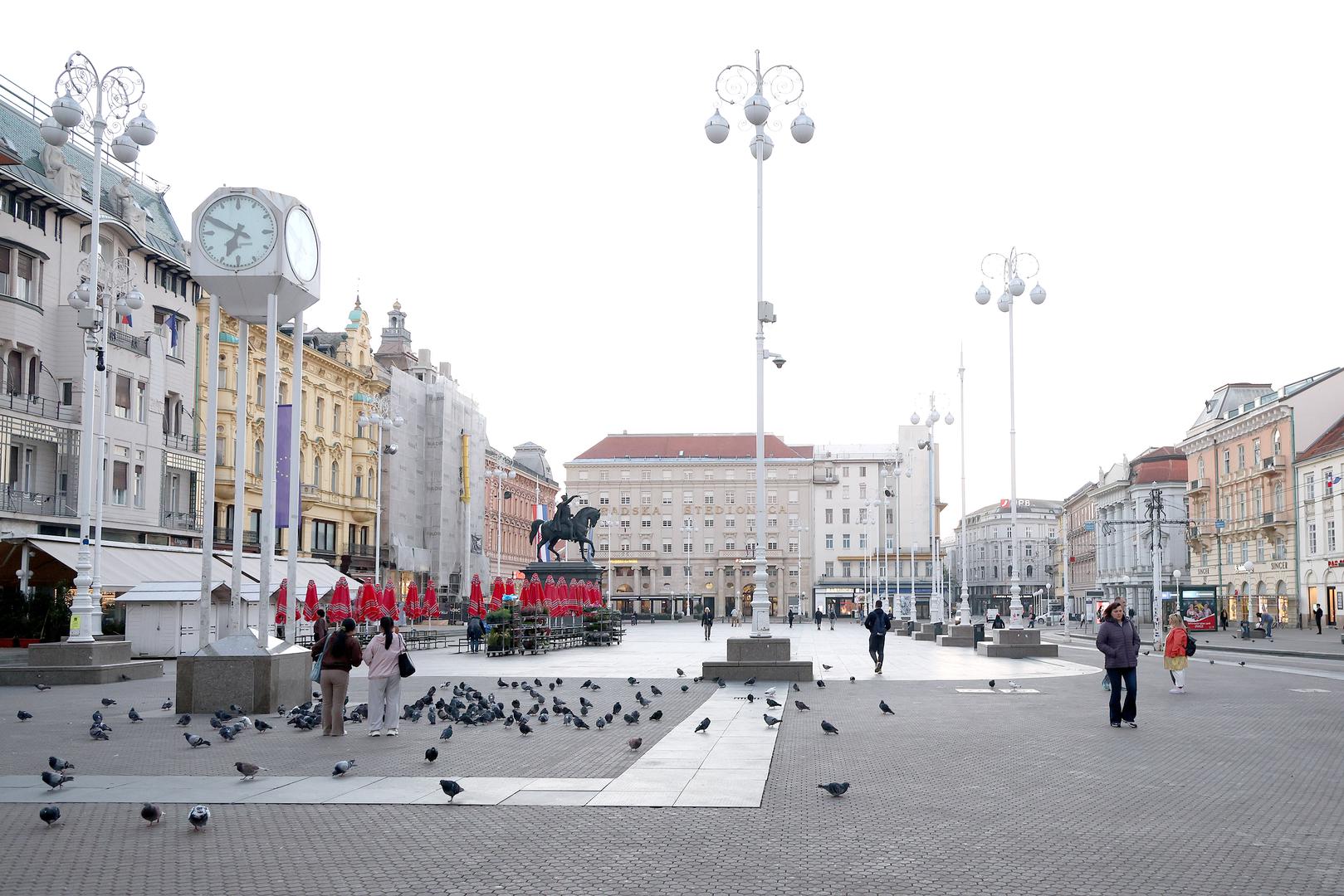 Tramvaji su uglavnom ostali u spremištima, stajališta su prazna, a ondje gdje se u ovo doba radnog dana izmjenjuju stotine putnika jutros vlada neuobičajena tišina. Trg bana Jelačića na fotografijama izgleda gotovo kao u vrijeme lockdowna.
