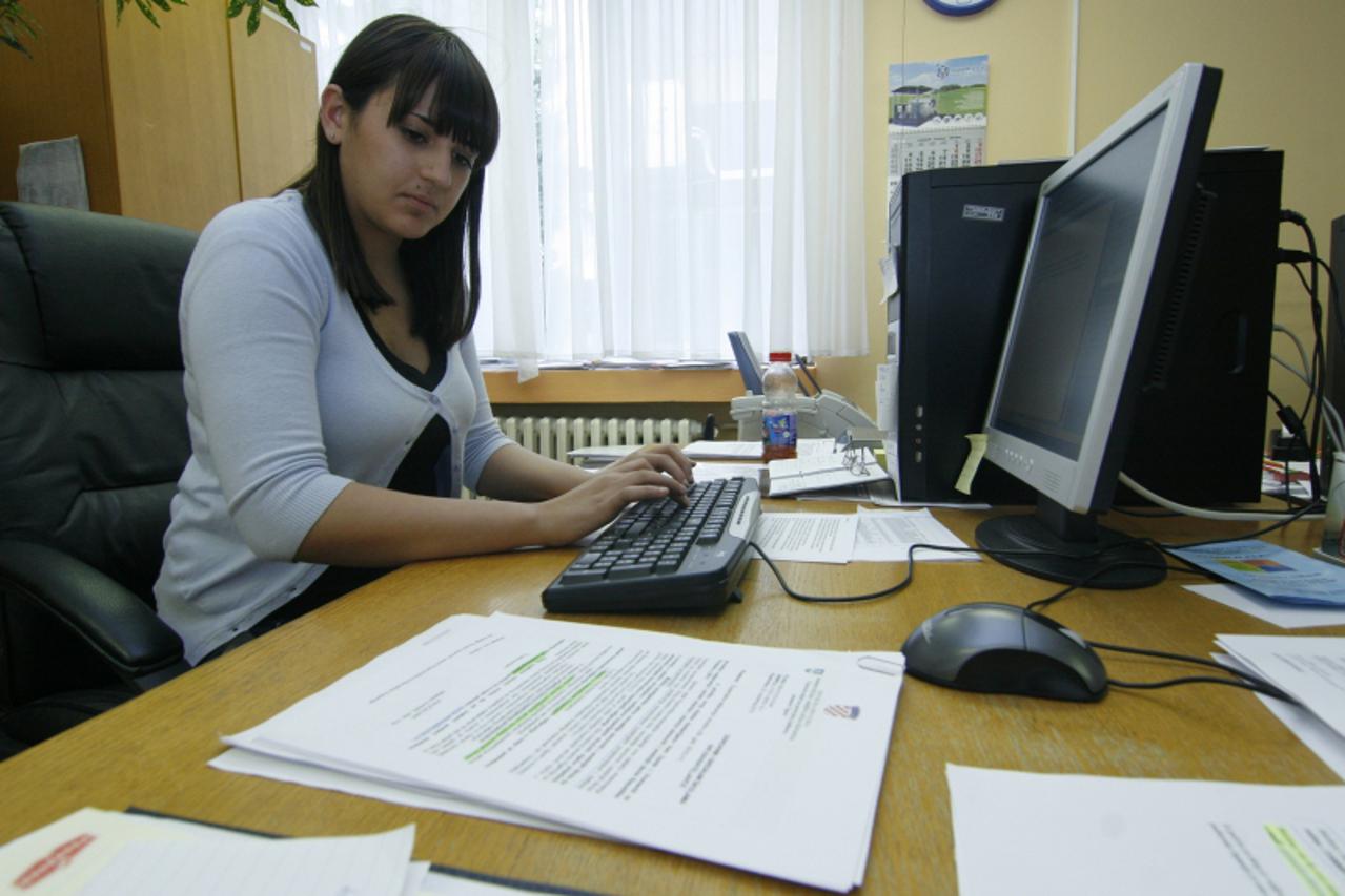 '29.11.2010., Koprivnica - Patricia Vedris, treca u Hrvatskoj u brzom pisanju na racunalu. Photo: Marijan Susenj/PIXSELL'