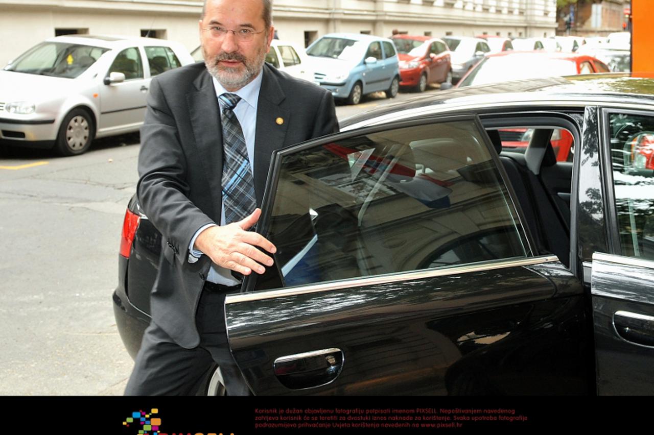 \'13.10.2011., USKOK, Gajeva 30a, Zagreb - Dolazak na ispitivanje u USKOK osumnjicenih za primanje mita u iznosu od 17 milijuna kuna. Glavni drzavni odvjetnik Mladen Bajic uzurbano je usao u sud odbiv