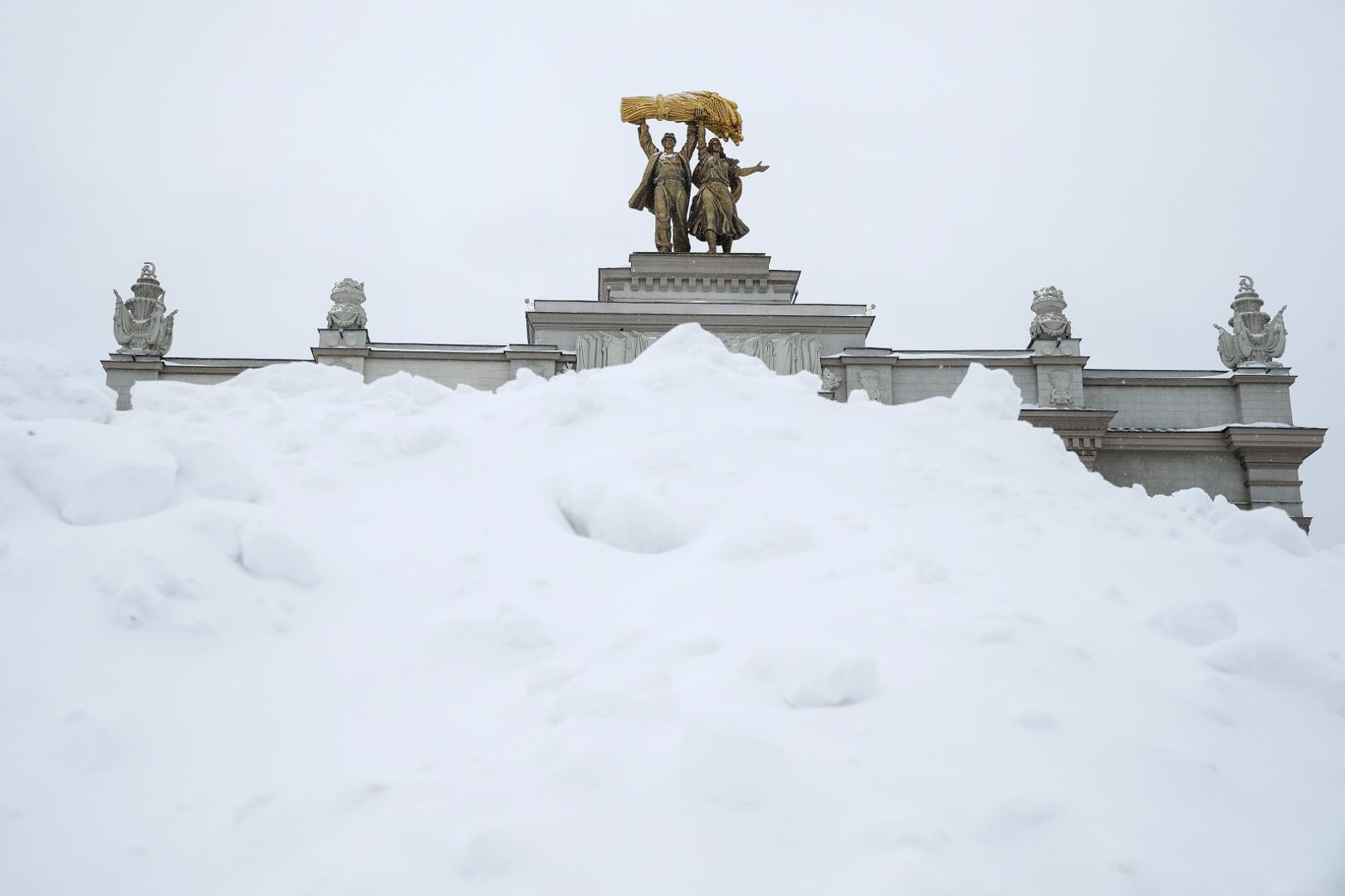 MOSCOW, RUSSIA - FEBRUARY 13, 2021: A bank of snow against the background of the main entrance arch of the VDNKh Exhibition Centre. Artyom Geodakyan/TASS Photo via Newscom Newscom/PIXSELL