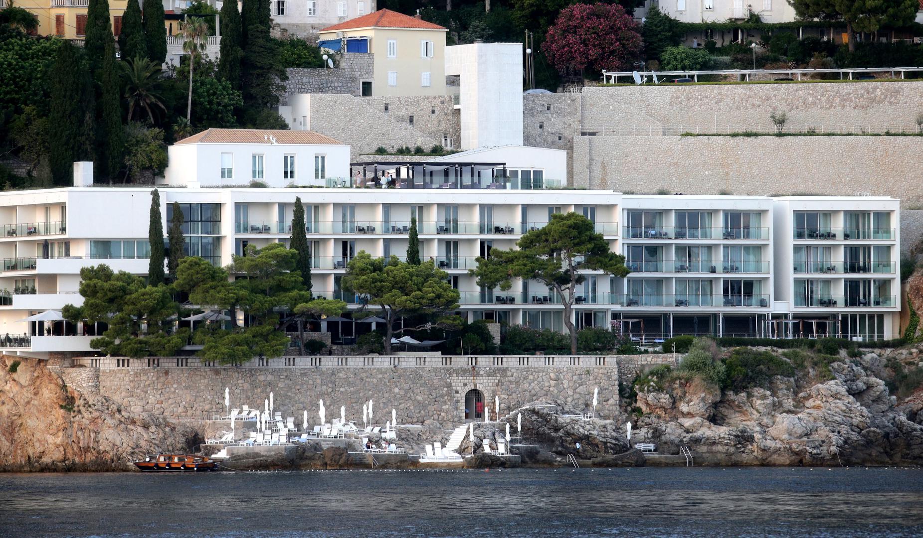 Villa Dubrovnik zauzela je osmo mjesto. Smještena je na litici iznad mora, nedaleko od dubrovačkih zidina. Hotel je poznat po privatnosti, luksuznim sobama i spektakularnom pogledu na Jadran i stari grad. Posebnost mu je ekskluzivna lokacija koja gostima pruža mir i jedan od najljepših pogleda u Hrvatskoj.