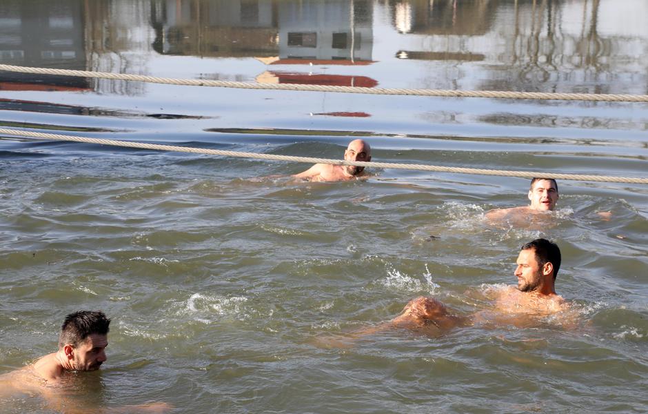 Tradicionalno novogodišnje kupanje u rijeci Kupi u Sisku