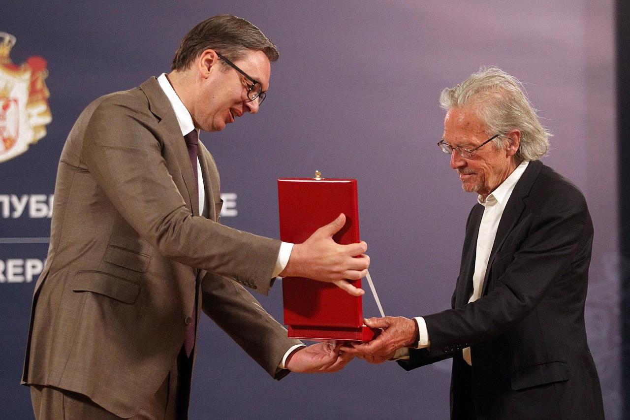 Beograd: Vučić odlikovao Petera Handkea, nobelovca koji negira genocid u Srebrenici
